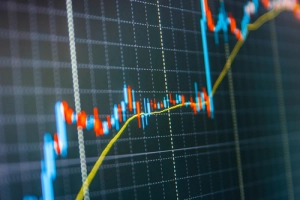 ما هي العوامل التي تؤثر في التجارة الدولية؟