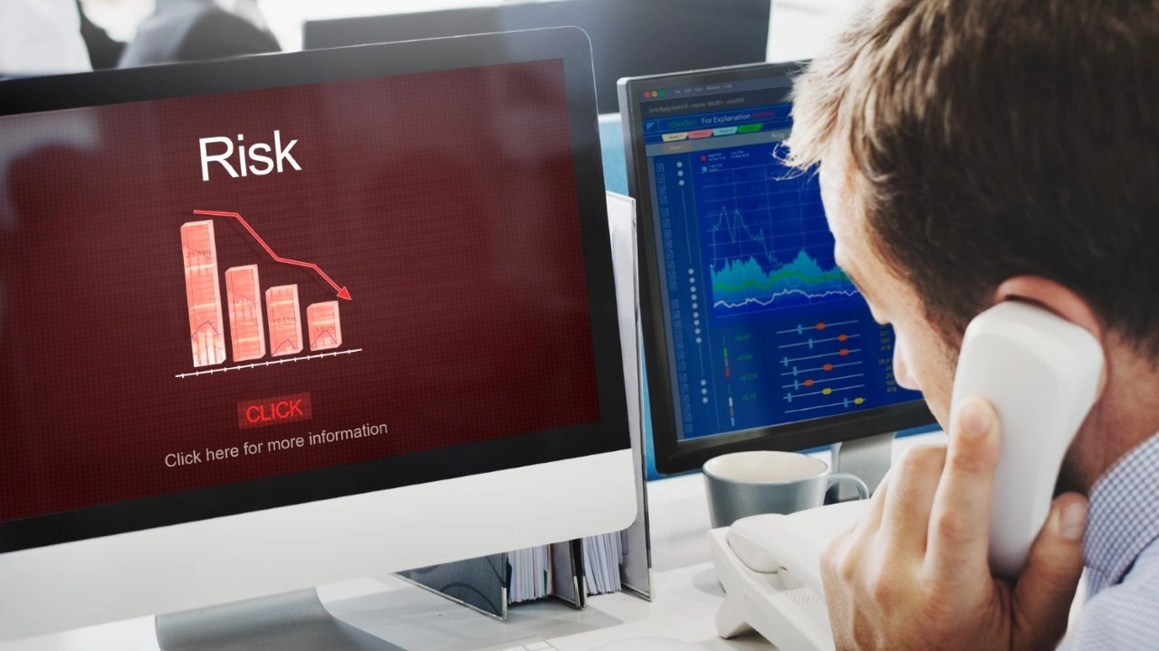 تأثير الأزمات العالمية على سلاسل التوريد وإدارة مخاطر الشحن وتنويع الموردين