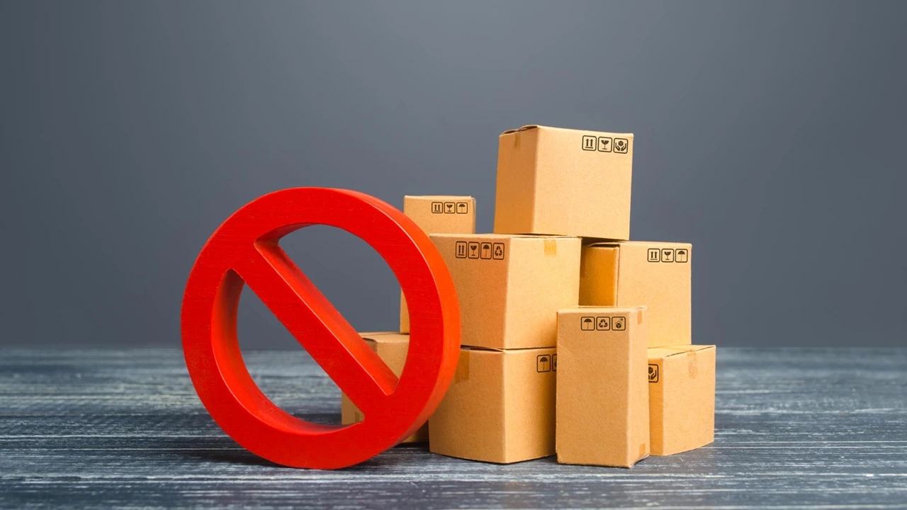 الدليل الشامل للمواد الممنوع شحنها من تركيا (تحديث 2025)